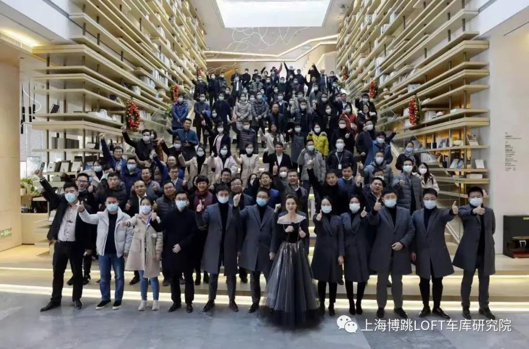 东方全国一百多人在华侨城汉口道6号参观研讨LOFT专利车库技术！
